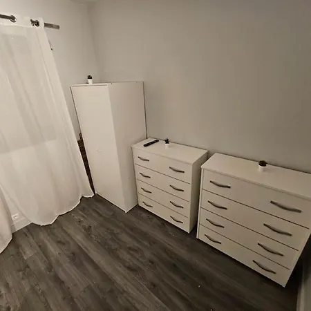 Emplacement Au Budget, Ideal Pour Un Sejour De D'un Mois A Et Paris 16 *